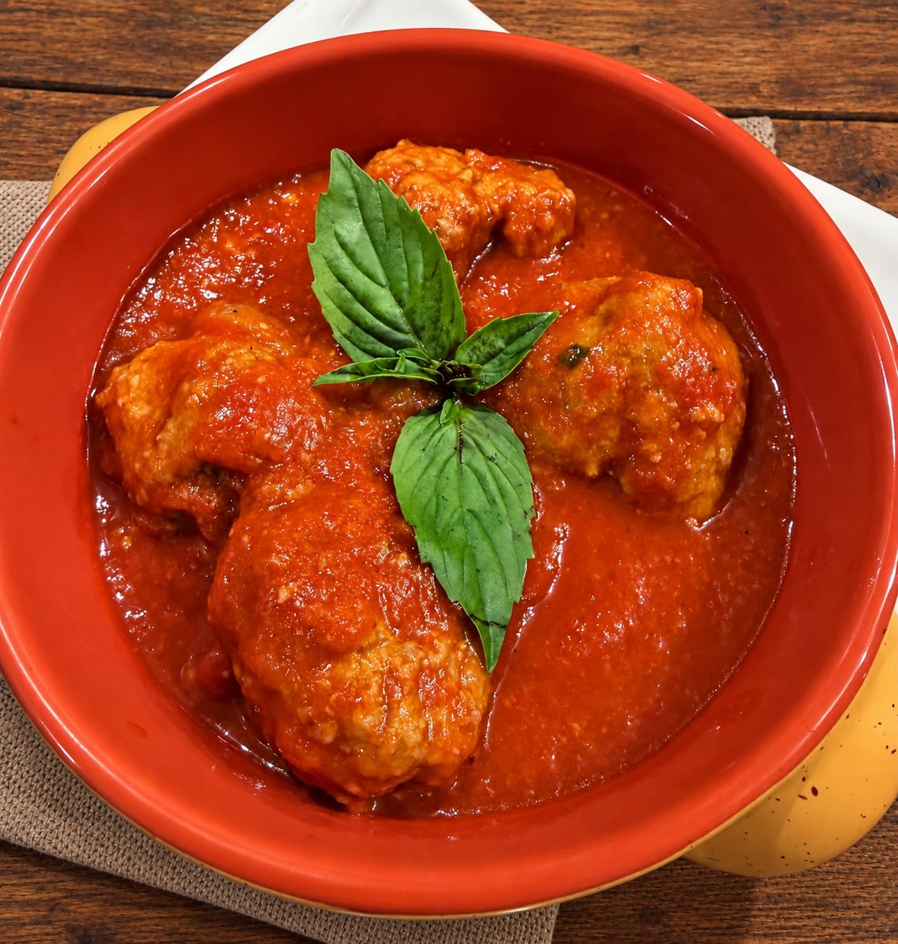 Polpette al sugo della casa con basilico fresco