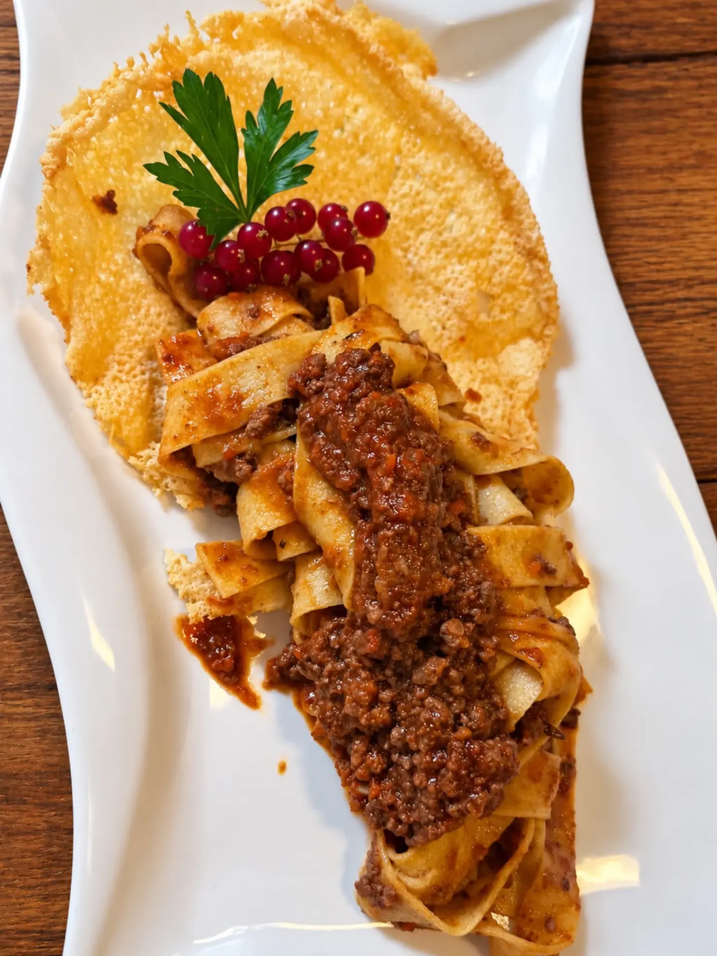 Tagliatelle al ragù su cialda di parmigiano