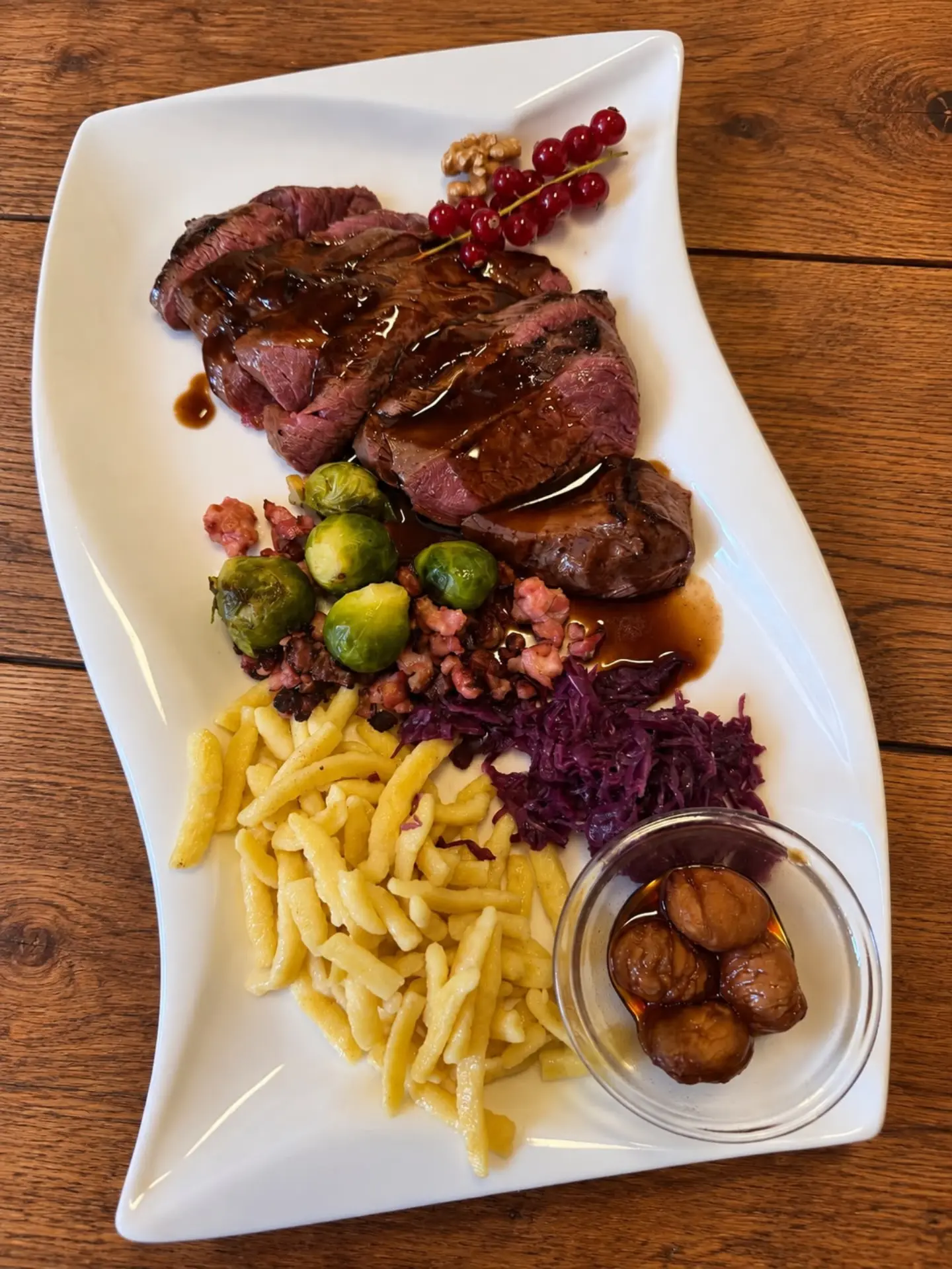 Filetto con castagne, cavoletti e ribes