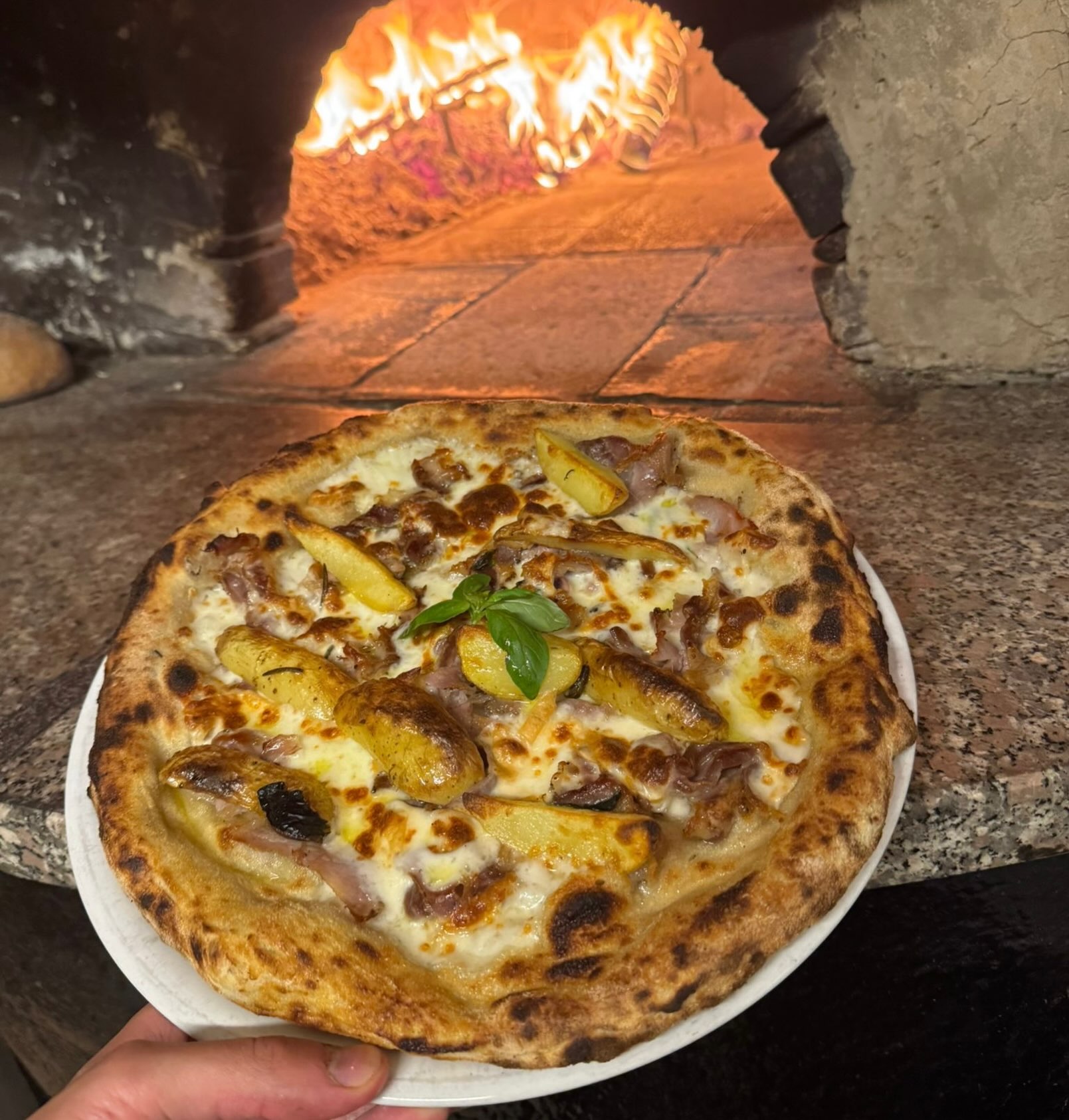 Pizza appena sfornata dal forno a legna